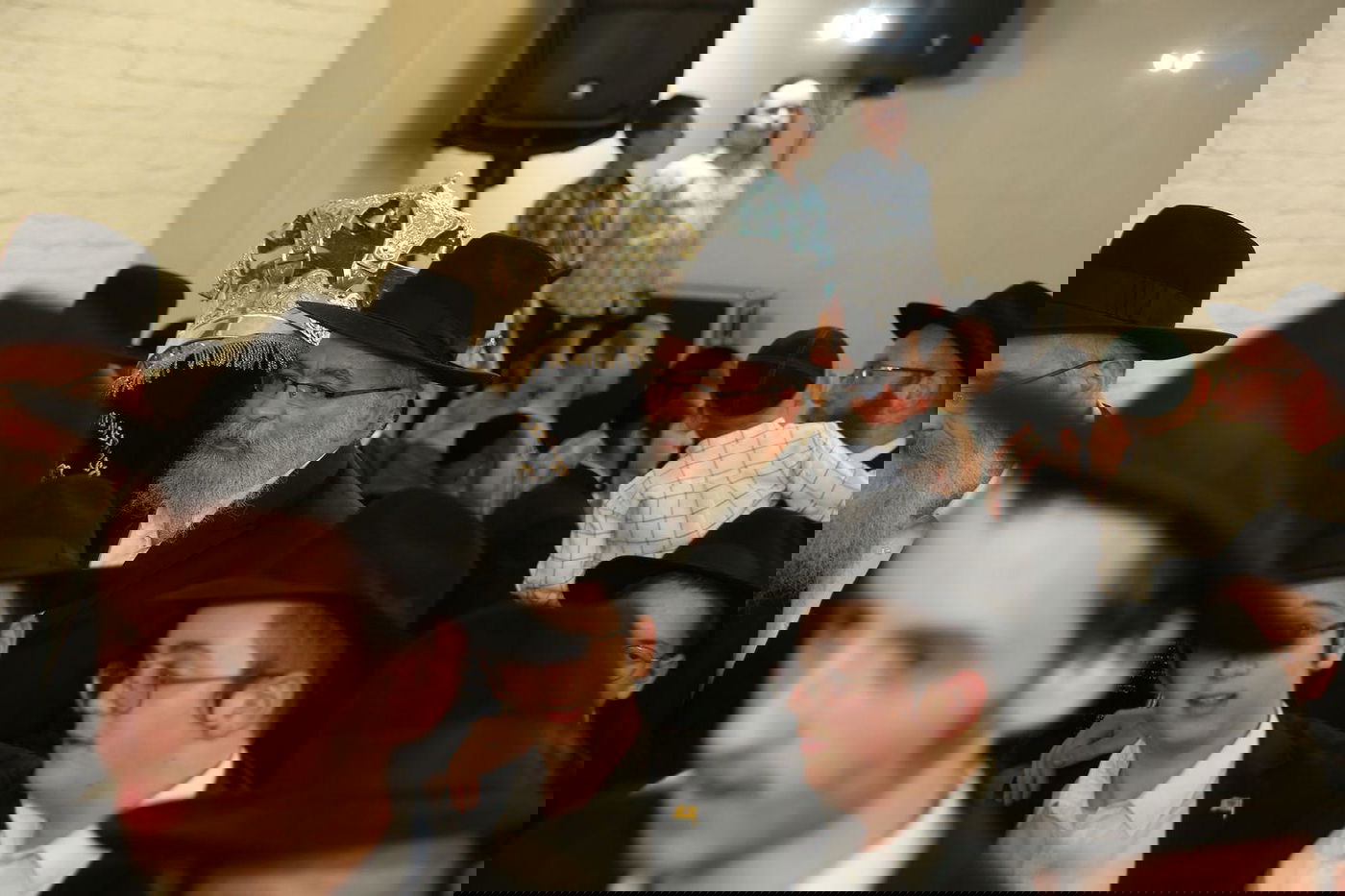 רבנים ואישי ציבור בהכנסת ס"ת של משפחת אליטוב