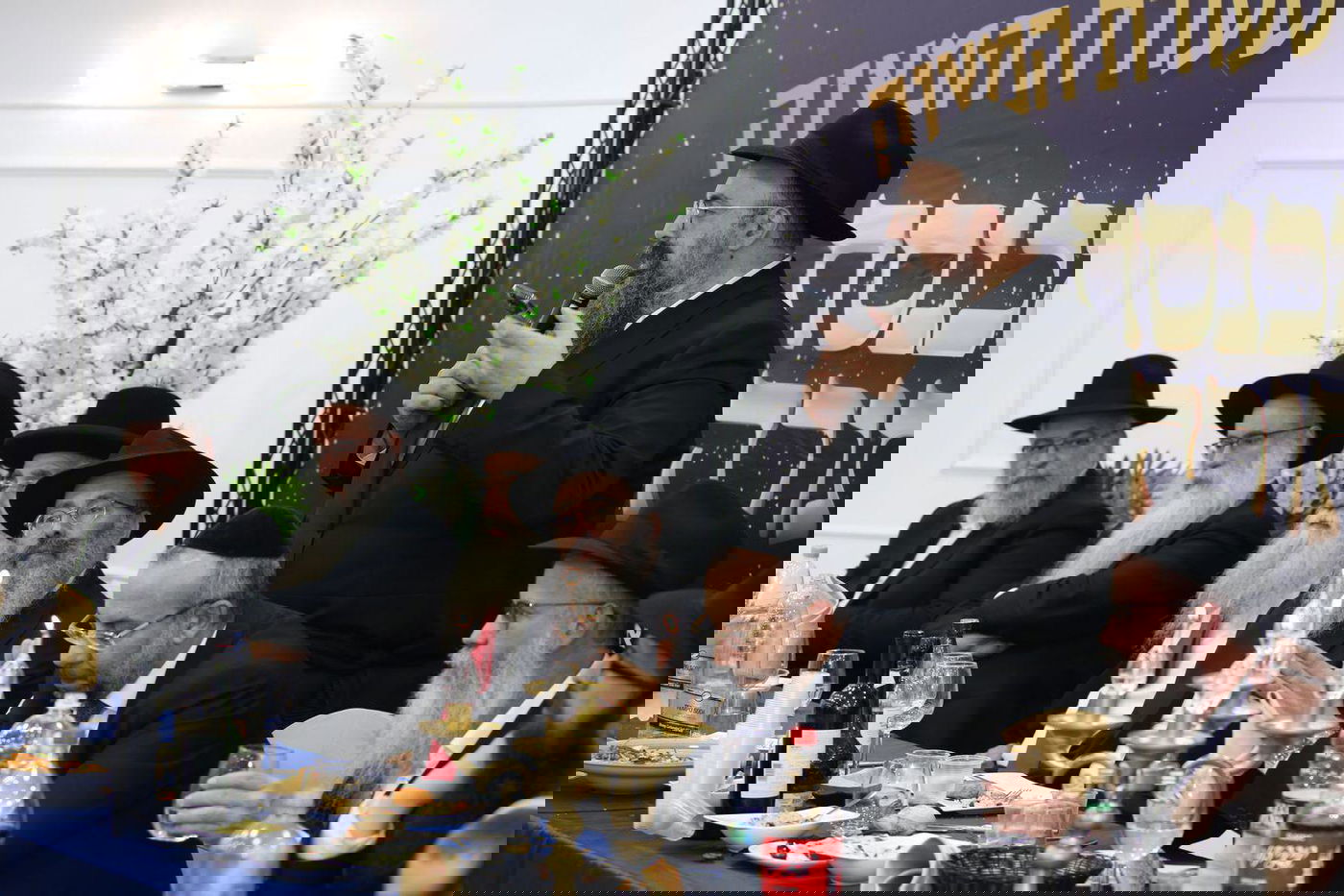 רבנים ואישי ציבור בהכנסת ס"ת של משפחת אליטוב