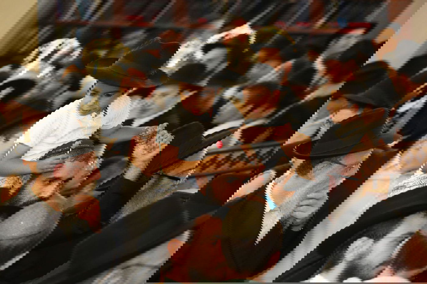 רבנים ואישי ציבור בהכנסת ס"ת של משפחת אליטוב