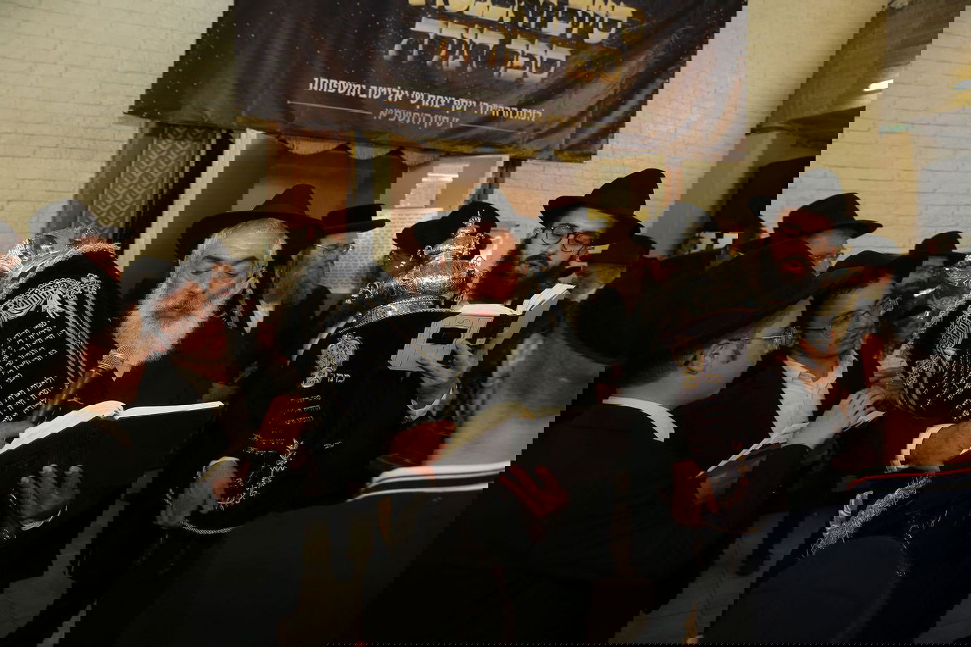 רבנים ואישי ציבור בהכנסת ס"ת של משפחת אליטוב