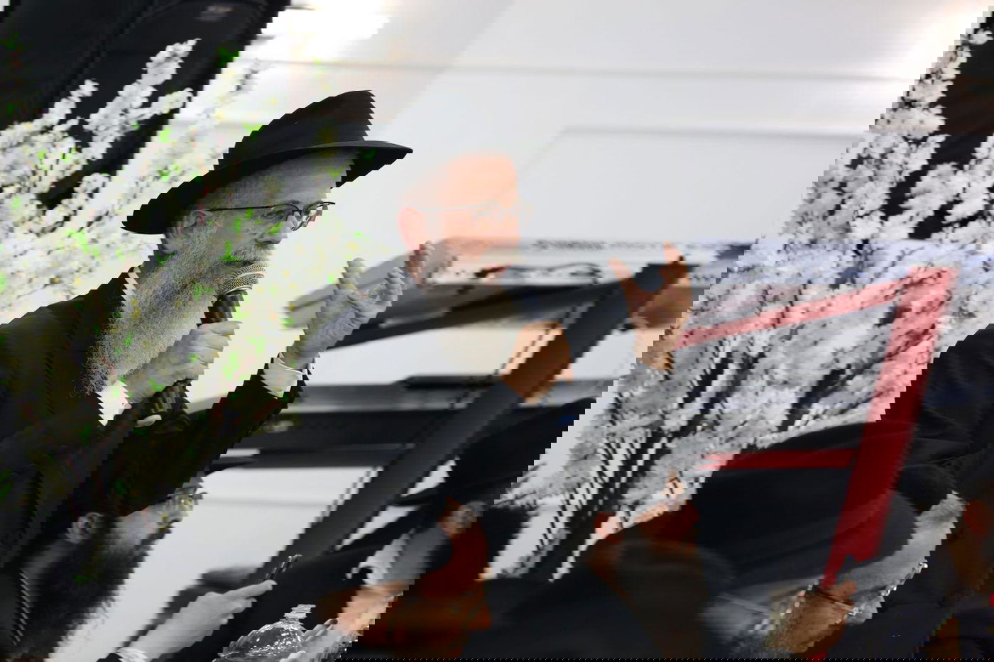 רבנים ואישי ציבור בהכנסת ס"ת של משפחת אליטוב