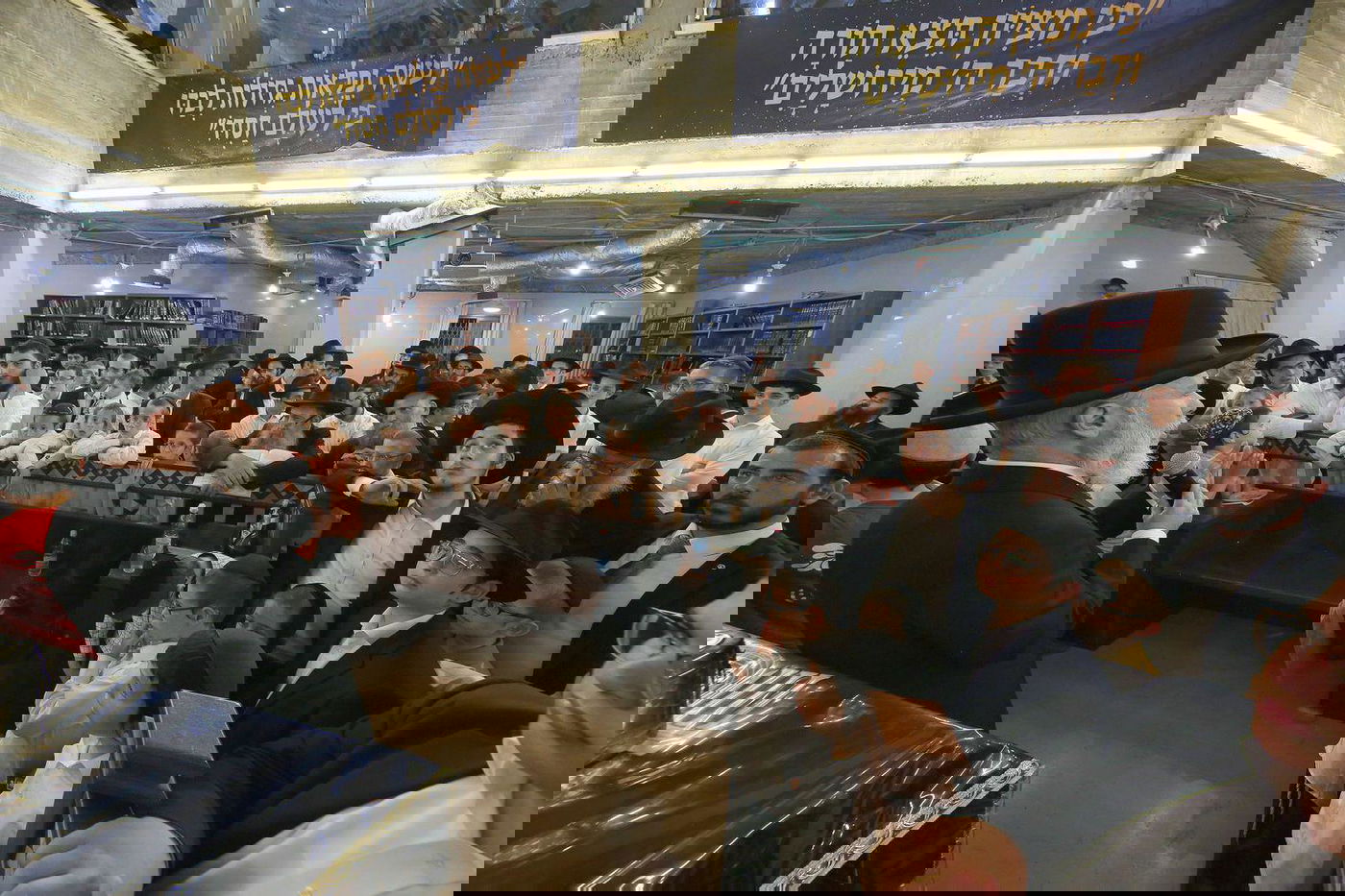 רבנים ואישי ציבור בהכנסת ס"ת של משפחת אליטוב