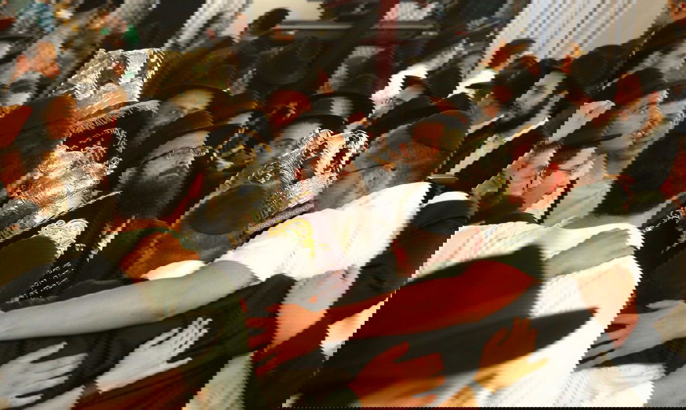 רבנים ואישי ציבור בהכנסת ס"ת של משפחת אליטוב