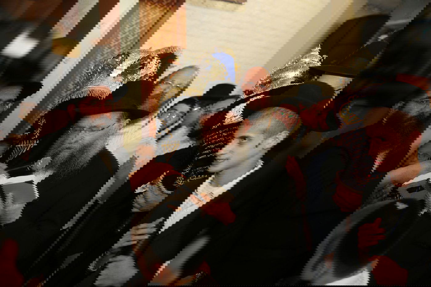 רבנים ואישי ציבור בהכנסת ס"ת של משפחת אליטוב