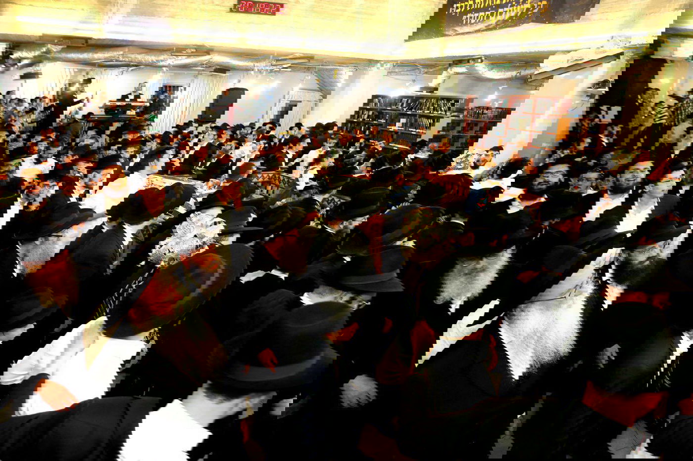 רבנים ואישי ציבור בהכנסת ס"ת של משפחת אליטוב