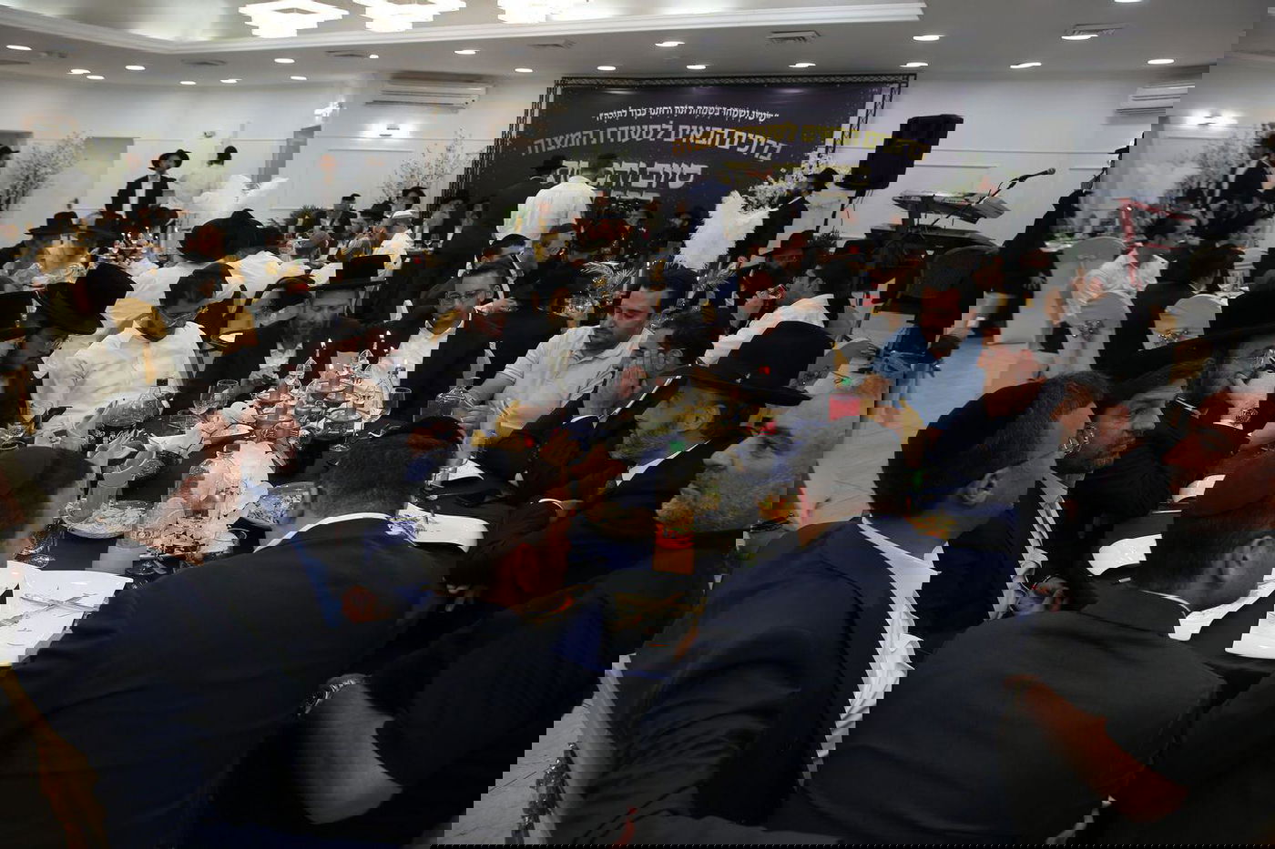 רבנים ואישי ציבור בהכנסת ס"ת של משפחת אליטוב