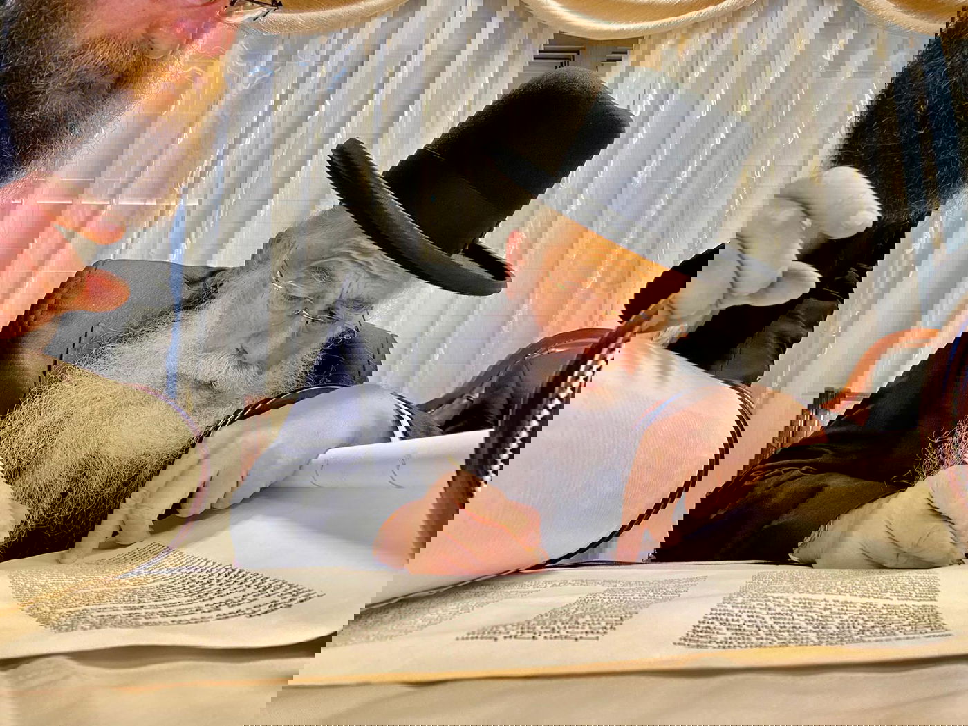 רבנים ואישי ציבור בהכנסת ס"ת של משפחת אליטוב