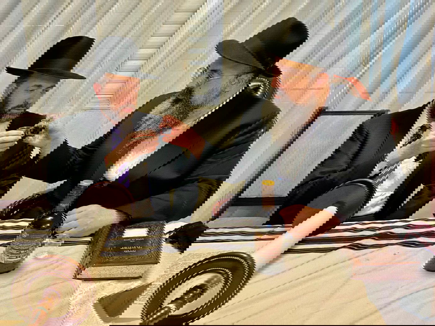 רבנים ואישי ציבור בהכנסת ס"ת של משפחת אליטוב