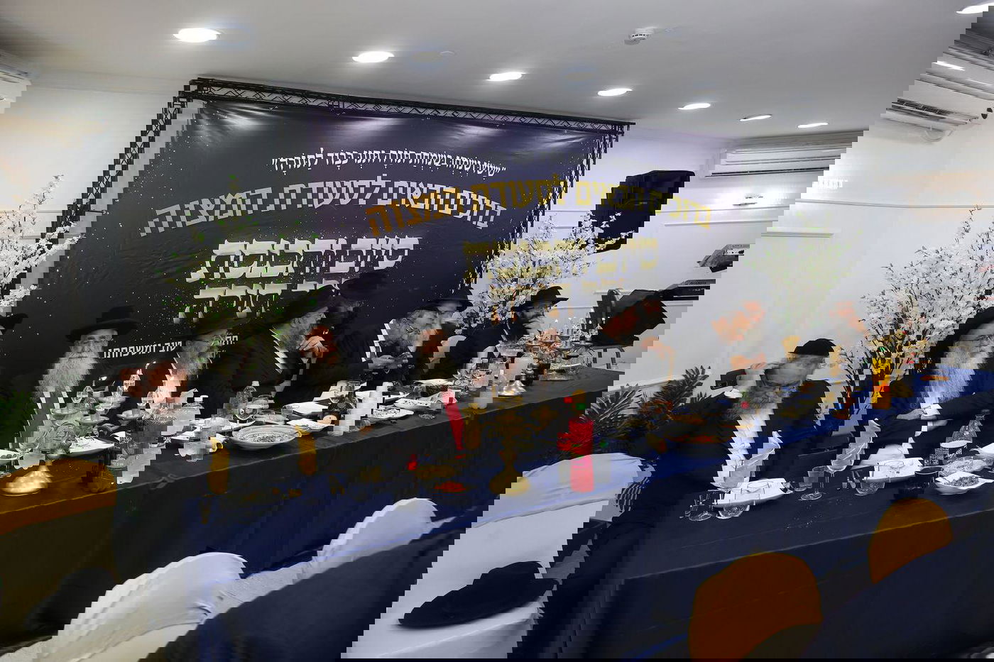 רבנים ואישי ציבור בהכנסת ס"ת של משפחת אליטוב