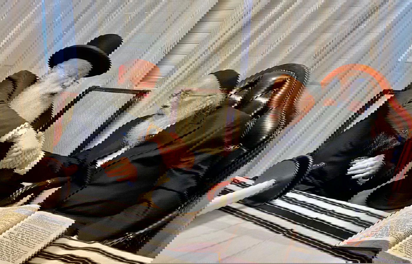 רבנים ואישי ציבור בהכנסת ס"ת של משפחת אליטוב