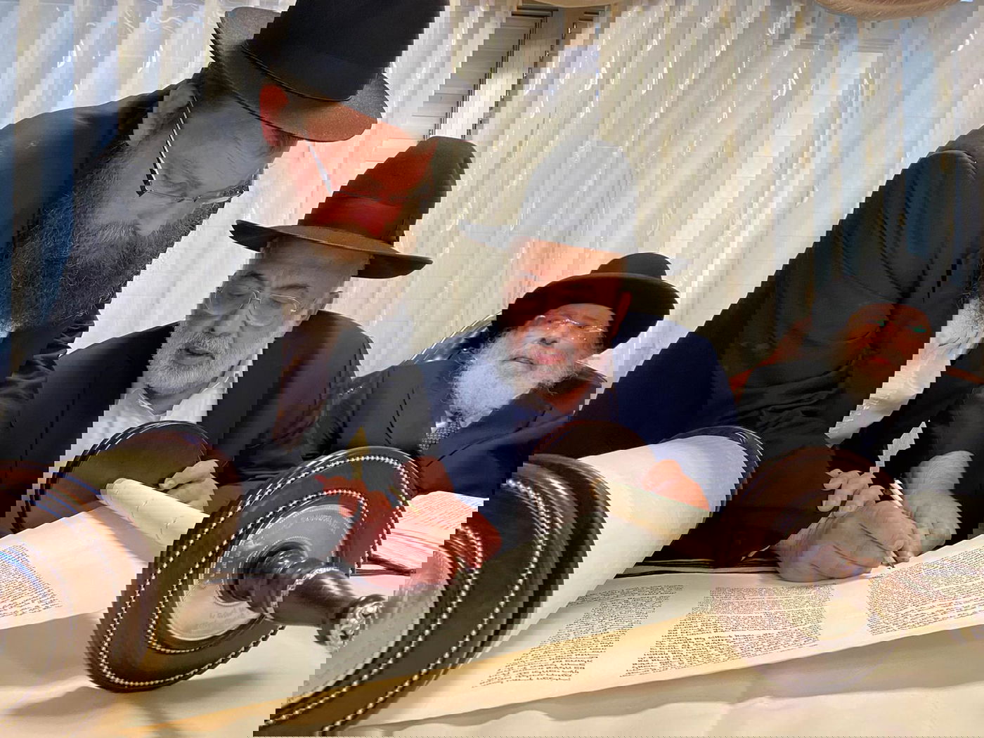 רבנים ואישי ציבור בהכנסת ס"ת של משפחת אליטוב