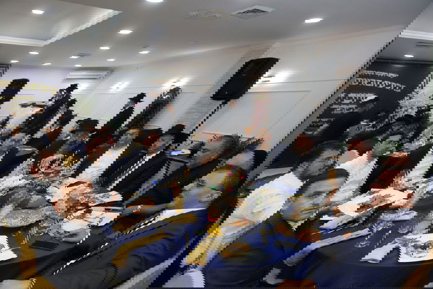 רבנים ואישי ציבור בהכנסת ס"ת של משפחת אליטוב