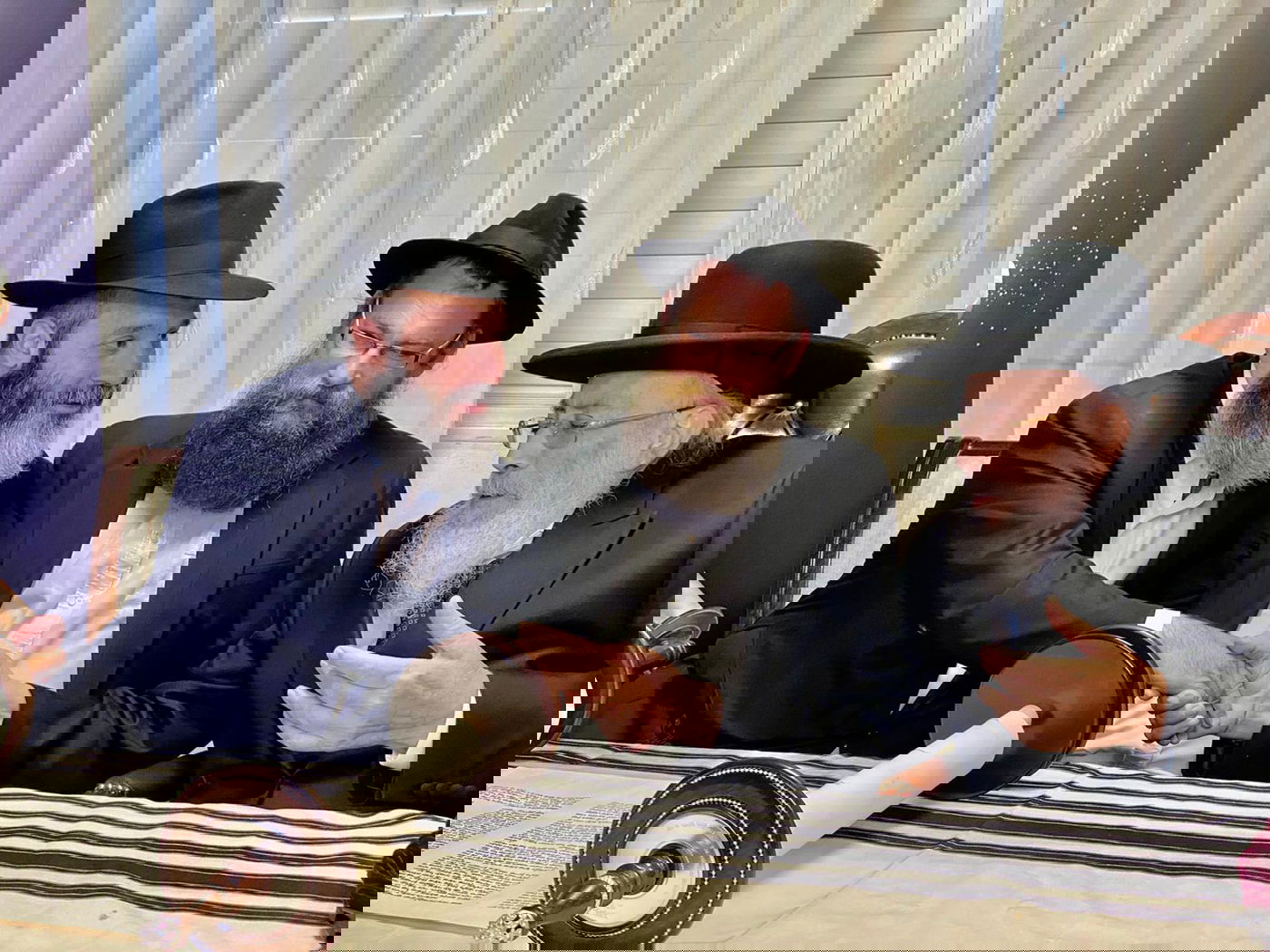 רבנים ואישי ציבור בהכנסת ס"ת של משפחת אליטוב