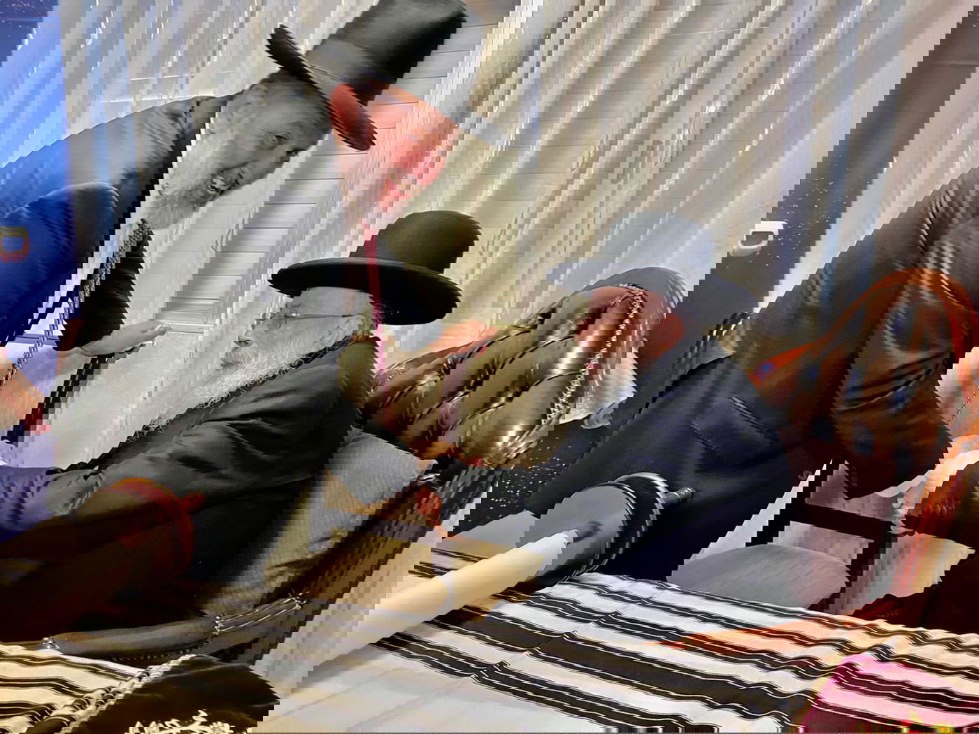 רבנים ואישי ציבור בהכנסת ס"ת של משפחת אליטוב