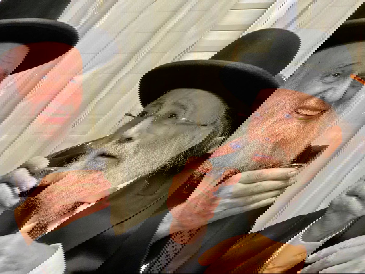 רבנים ואישי ציבור בהכנסת ס"ת של משפחת אליטוב