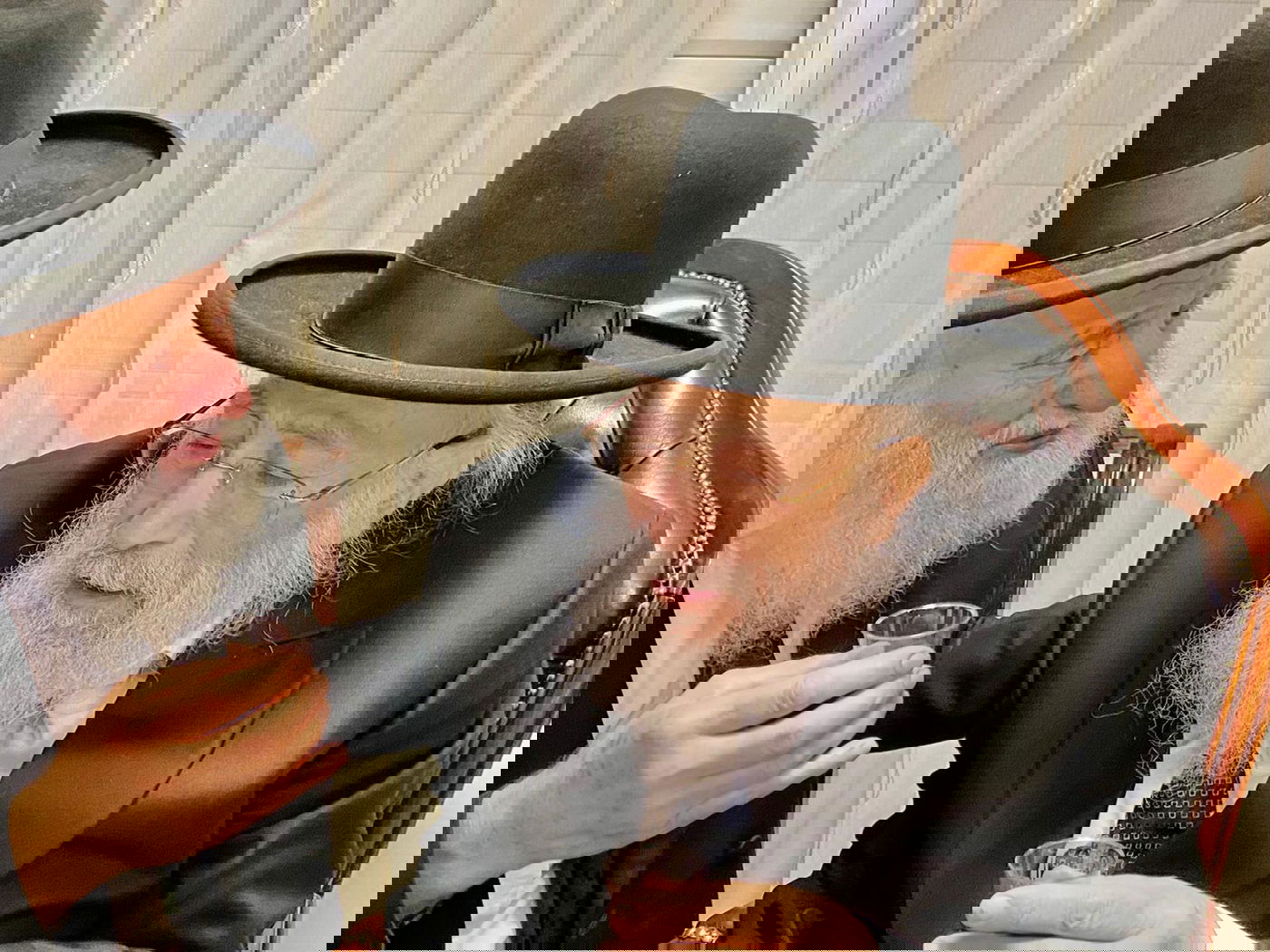 רבנים ואישי ציבור בהכנסת ס"ת של משפחת אליטוב