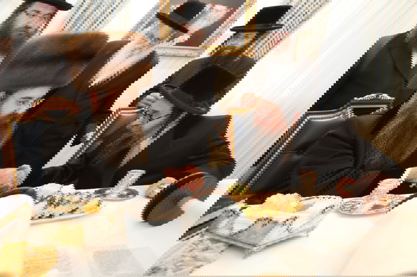 האדמו"ר רקד את 'ריקוד השמות' עם ספר התורה • צפו