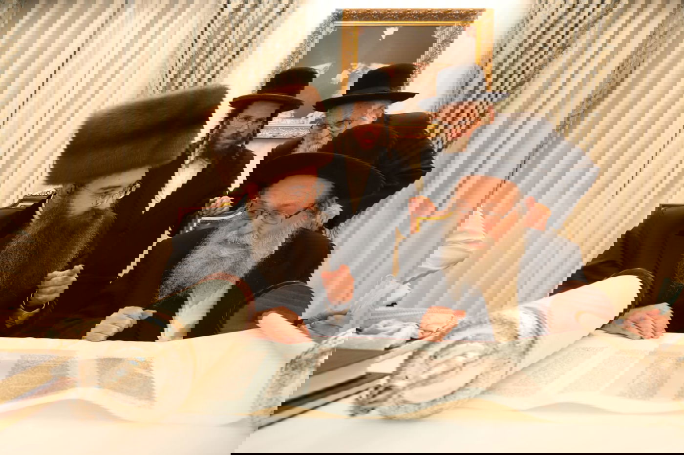 האדמו"ר רקד את 'ריקוד השמות' עם ספר התורה • צפו