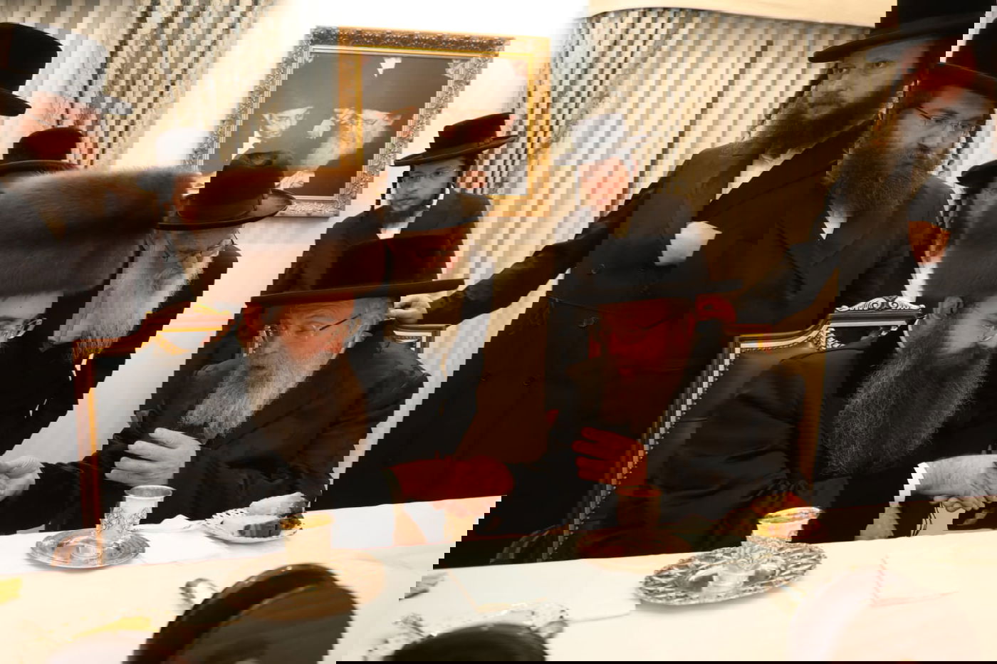 האדמו"ר רקד את 'ריקוד השמות' עם ספר התורה • צפו