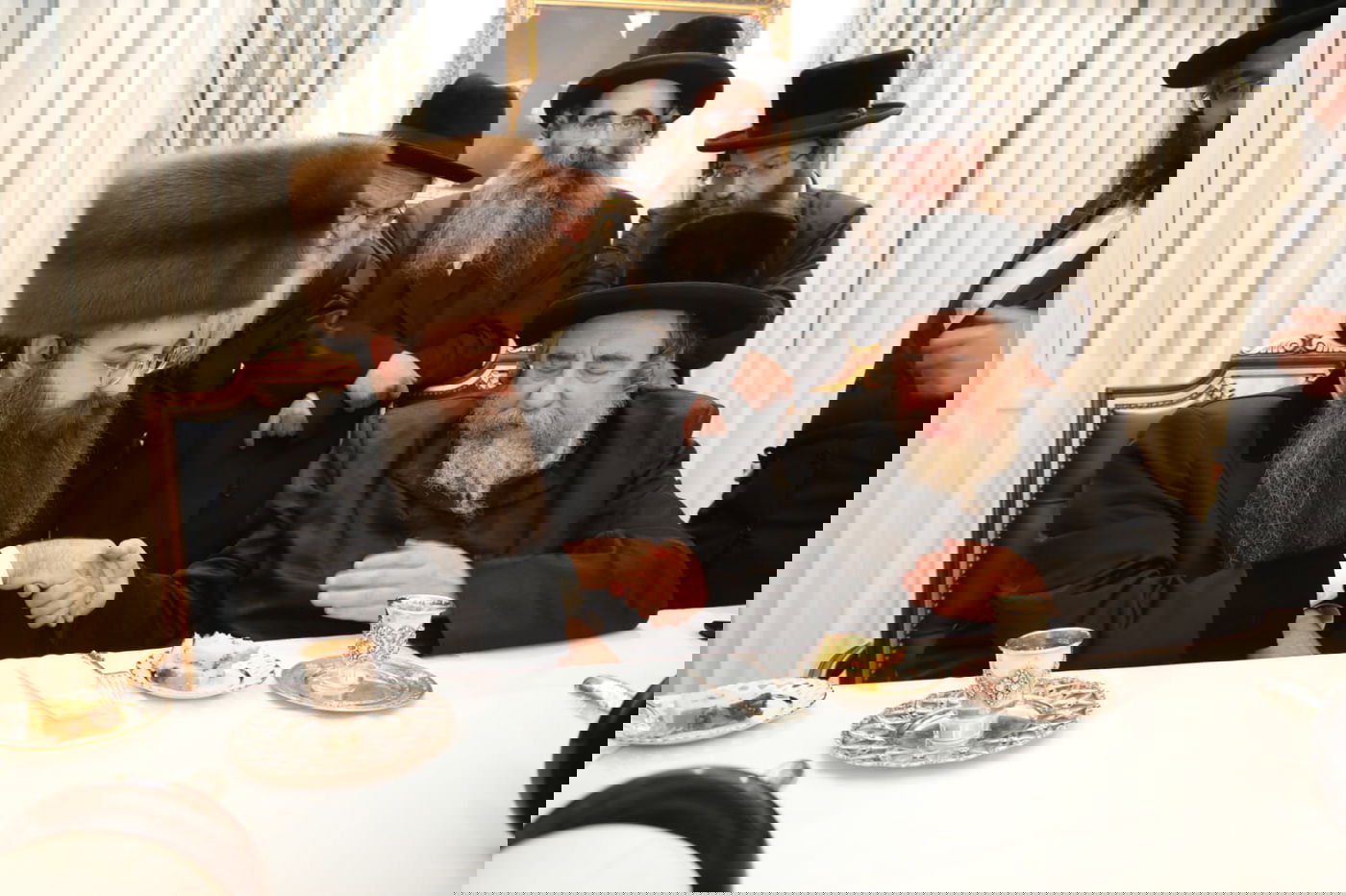 האדמו"ר רקד את 'ריקוד השמות' עם ספר התורה • צפו