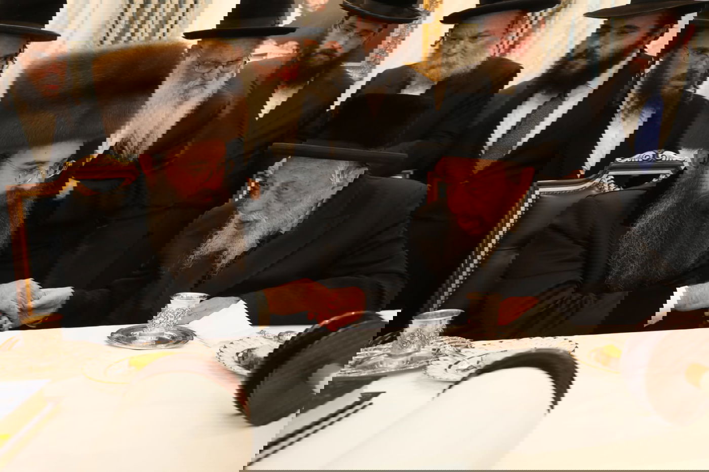 האדמו"ר רקד את 'ריקוד השמות' עם ספר התורה • צפו