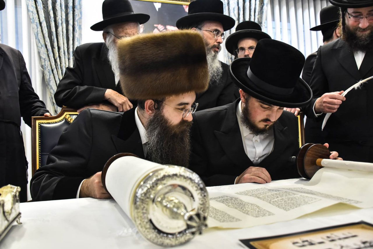 האדמו"ר רקד את 'ריקוד השמות' עם ספר התורה • צפו