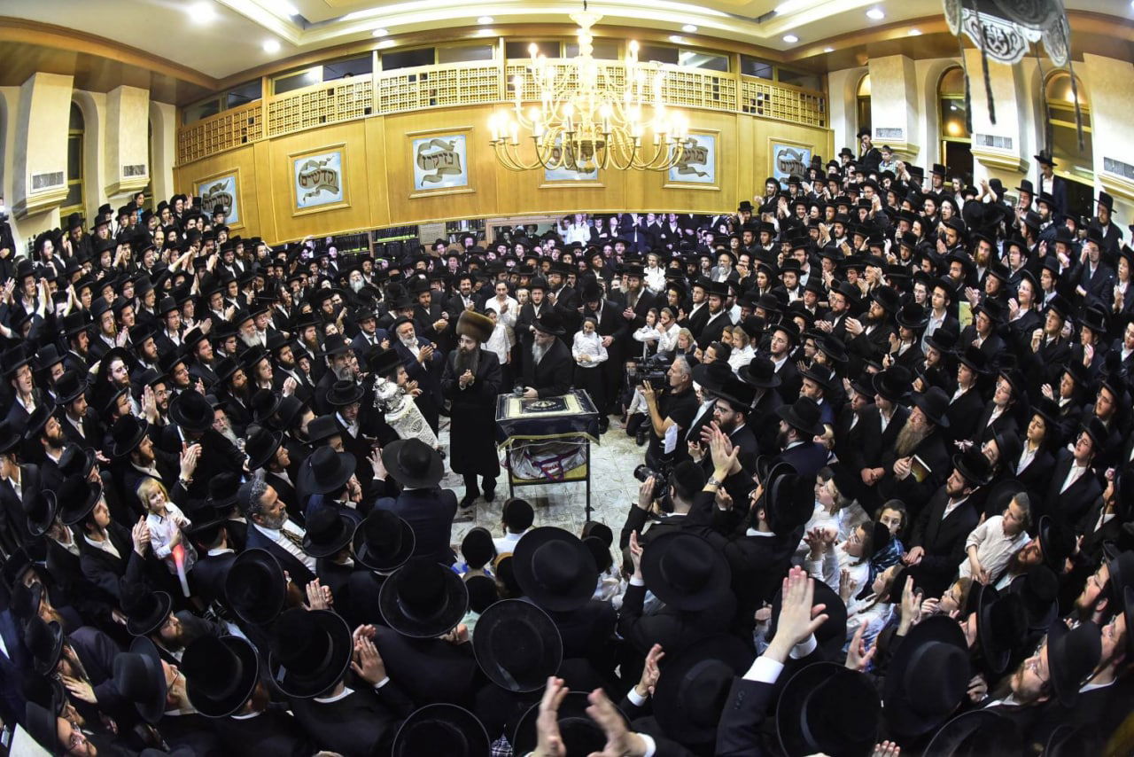 האדמו"ר רקד את 'ריקוד השמות' עם ספר התורה • צפו