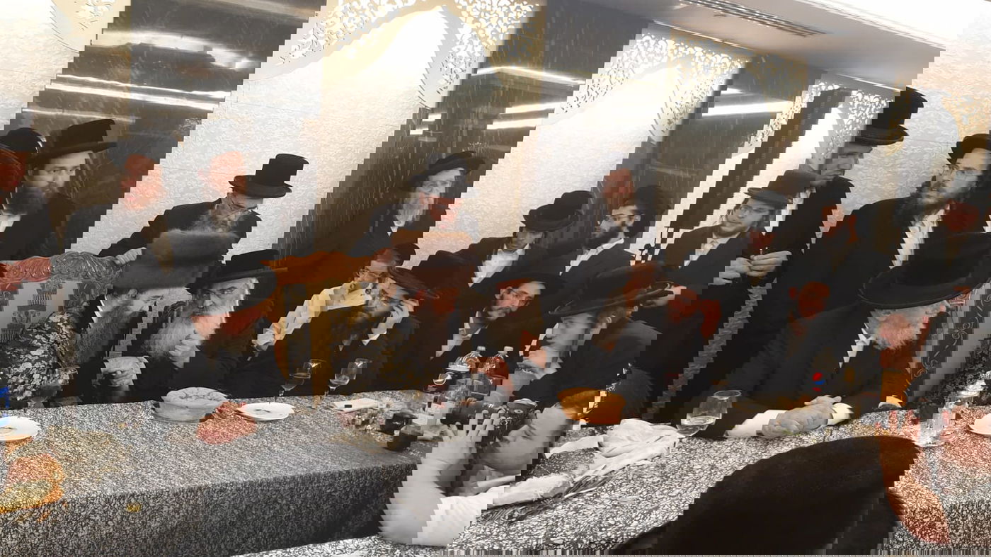 האדמו"ר רקד את 'ריקוד השמות' עם ספר התורה • צפו