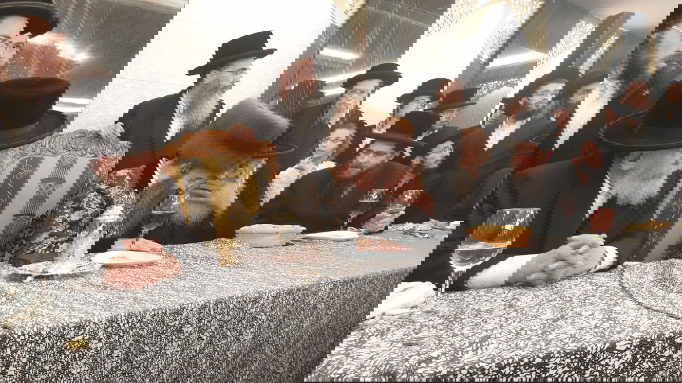 האדמו"ר רקד את 'ריקוד השמות' עם ספר התורה • צפו