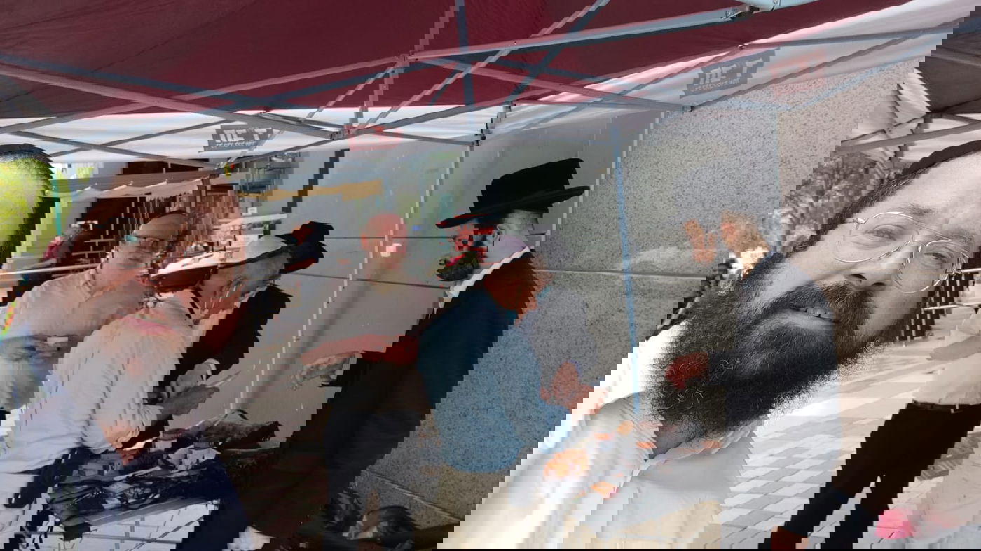 החב"דניקים הסתערו עם התפילין על מרכזי הערים