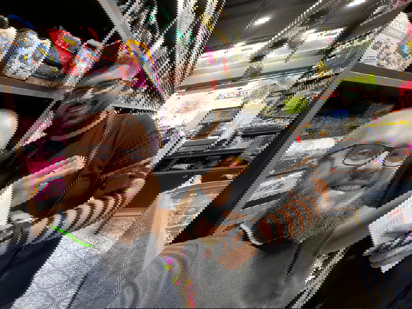 החב"דניקים הסתערו עם התפילין על מרכזי הערים