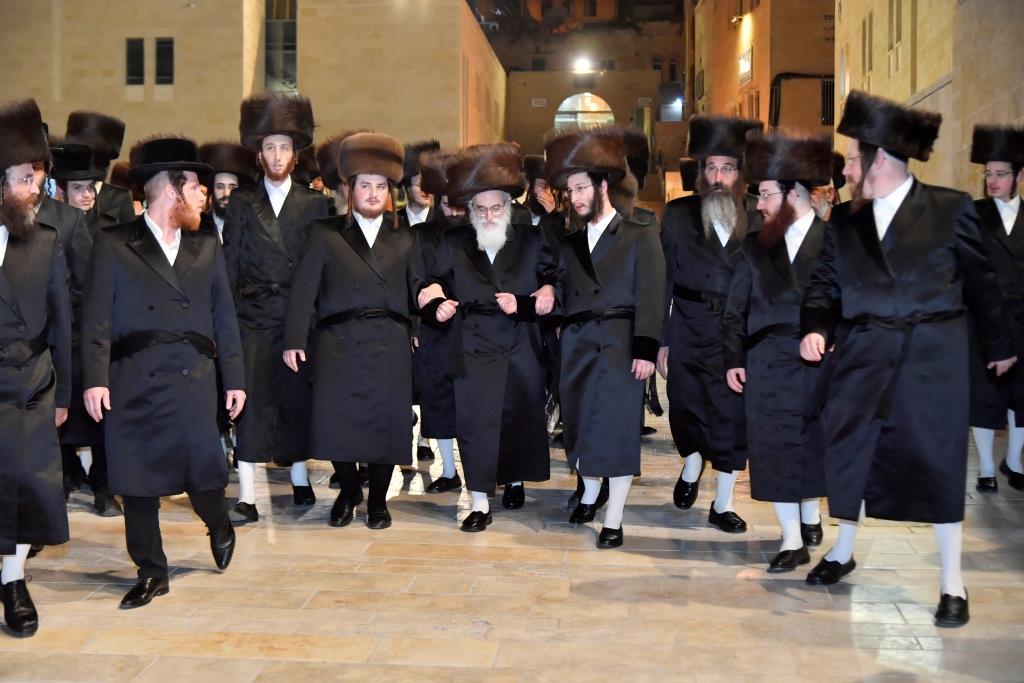 האדמו"ר מויז'ניץ בתפילה ברחבת הכותל המערבי