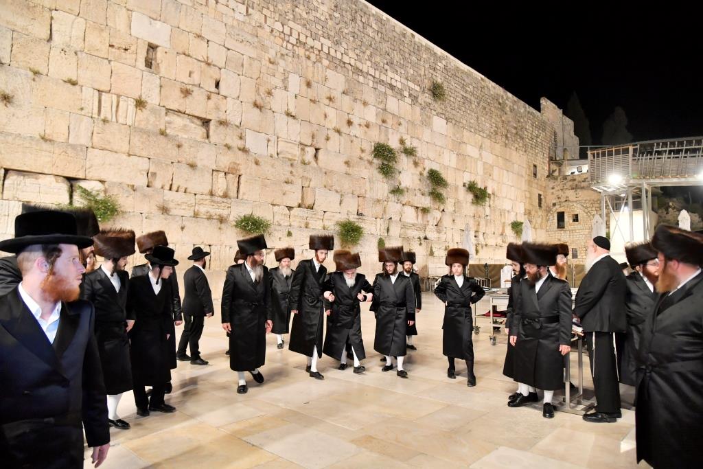 האדמו"ר מויז'ניץ בתפילה ברחבת הכותל המערבי