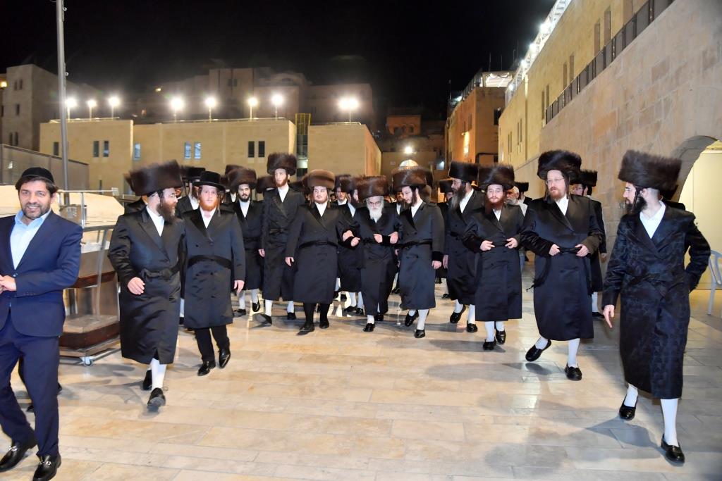 האדמו"ר מויז'ניץ בתפילה ברחבת הכותל המערבי