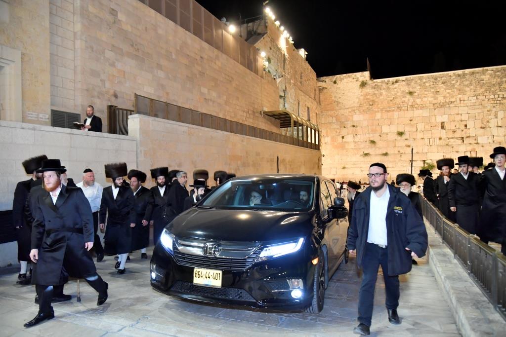 האדמו"ר מויז'ניץ בתפילה ברחבת הכותל המערבי