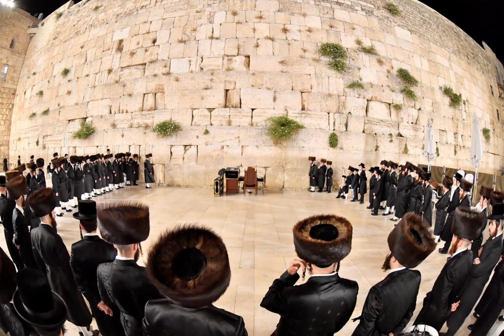 האדמו"ר מויז'ניץ בתפילה ברחבת הכותל המערבי