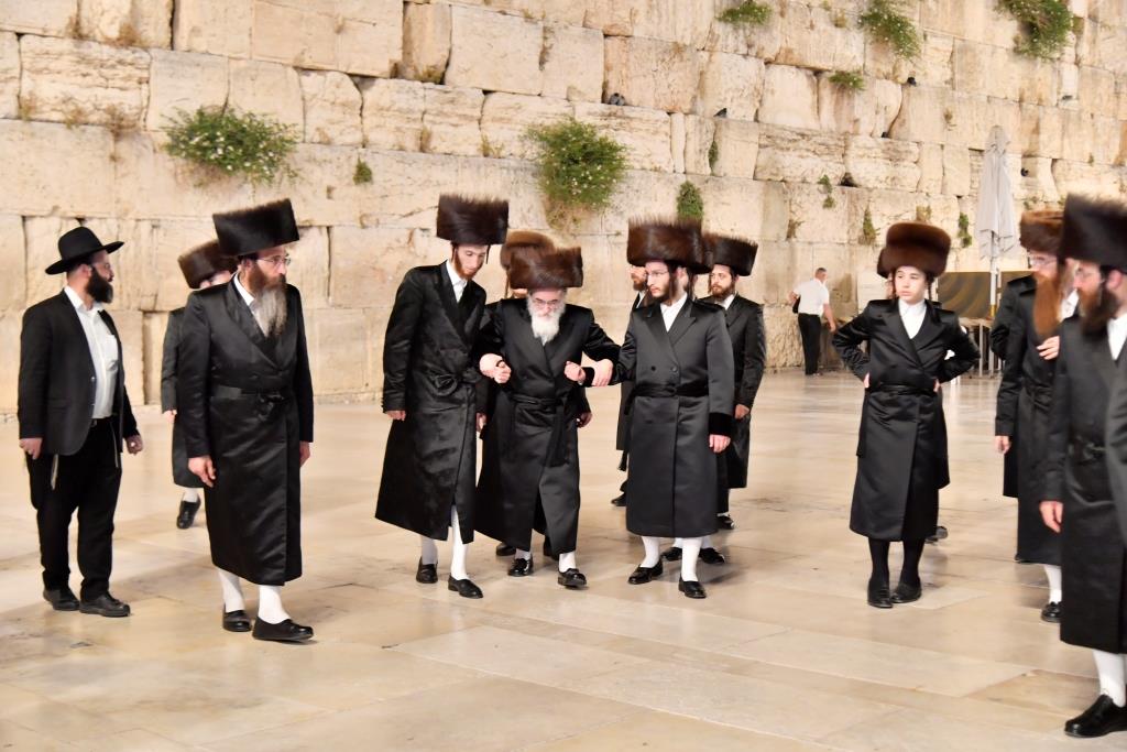 האדמו"ר מויז'ניץ בתפילה ברחבת הכותל המערבי