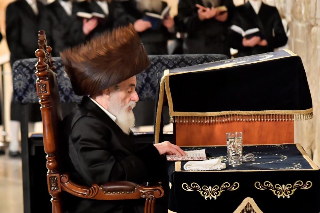 האדמו"ר מויז'ניץ בתפילה ברחבת הכותל המערבי