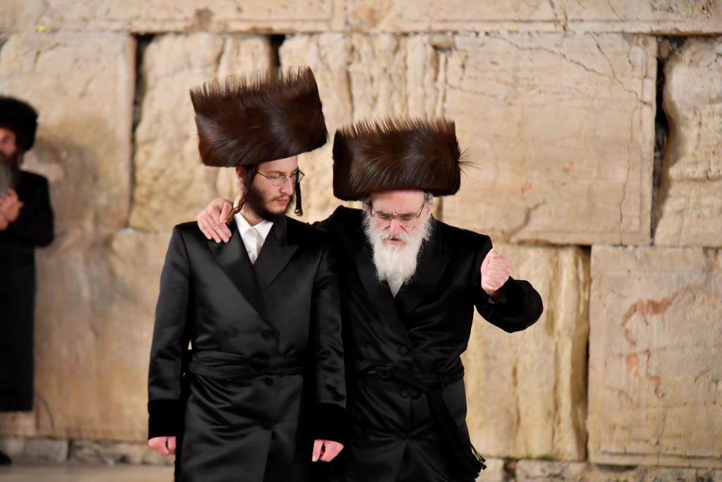 האדמו"ר מויז'ניץ בתפילה ברחבת הכותל המערבי