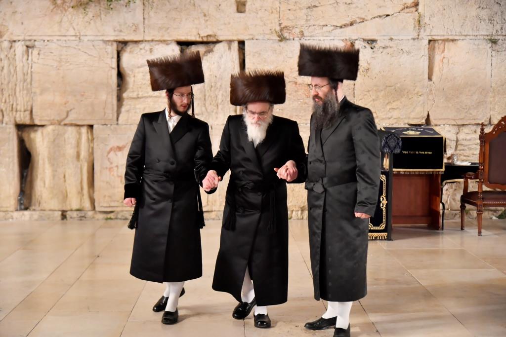 האדמו"ר מויז'ניץ בתפילה ברחבת הכותל המערבי