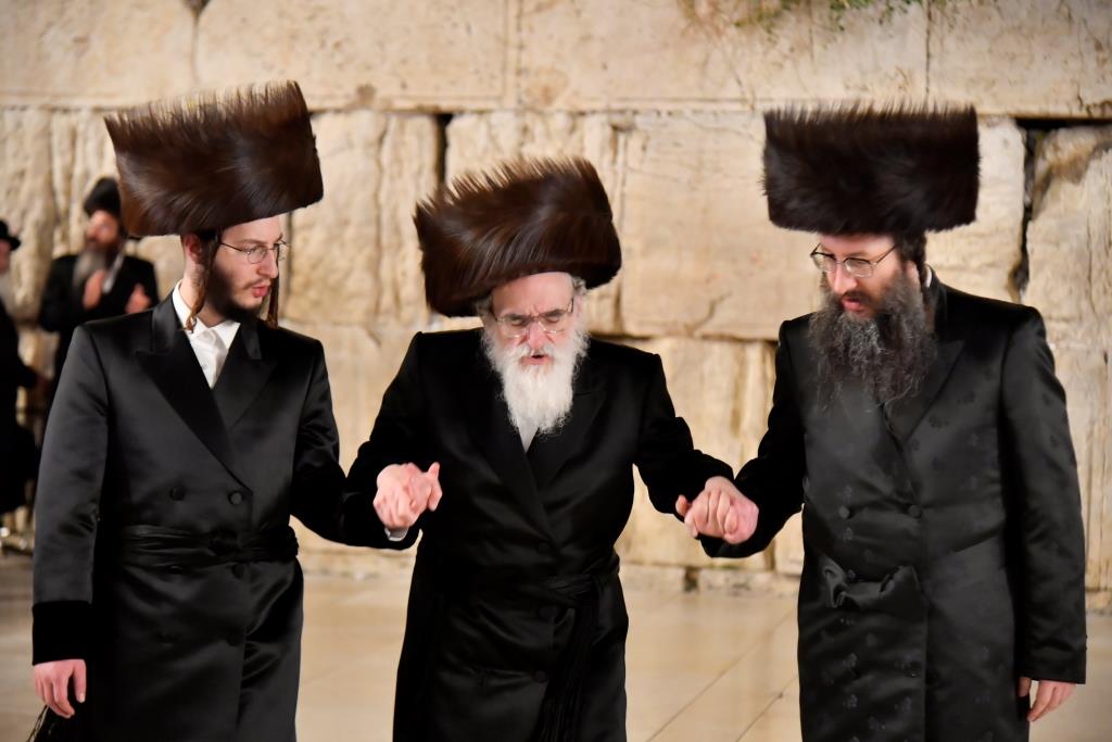 האדמו"ר מויז'ניץ בתפילה ברחבת הכותל המערבי