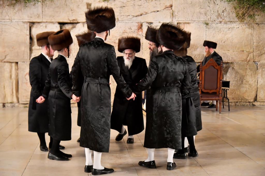 האדמו"ר מויז'ניץ בתפילה ברחבת הכותל המערבי