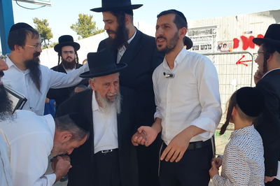 הגר"ש בעדני ביקר בזירת האסון במירון; צפו