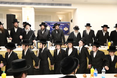 הבחורים בריקוד של שמחה