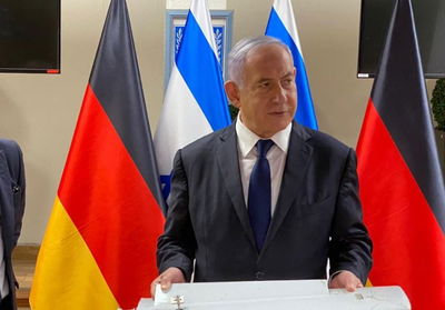 נתניהו עם חלק ממל"ט איראני - בשבוע שעבר