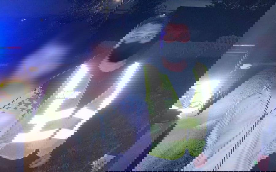 הצעיר מובל ע"י שוטרי אומן