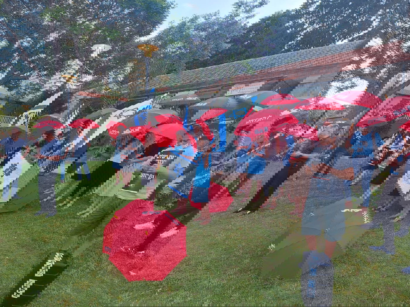 מחאה בתל אביב: 'די להכלה רוצים הכרעה'