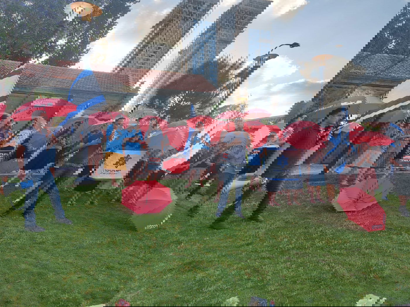 מחאה בתל אביב: 'די להכלה רוצים הכרעה'