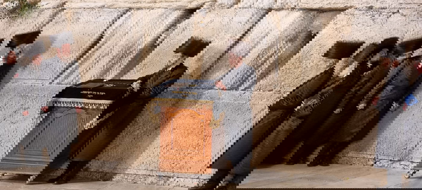 בראשות הרבי: חסידי סאדיגורה התפללו ושרו בכותל המערבי • תיעוד