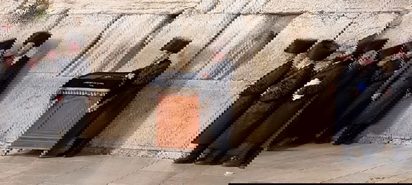 בראשות הרבי: חסידי סאדיגורה התפללו ושרו בכותל המערבי • תיעוד